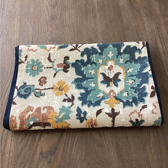 Floral Pattern Table Runner - Picture 6 of 7